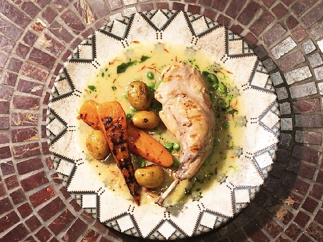 ніжка кролика на грилі з соусом із білого вина та шафрану (350гр)