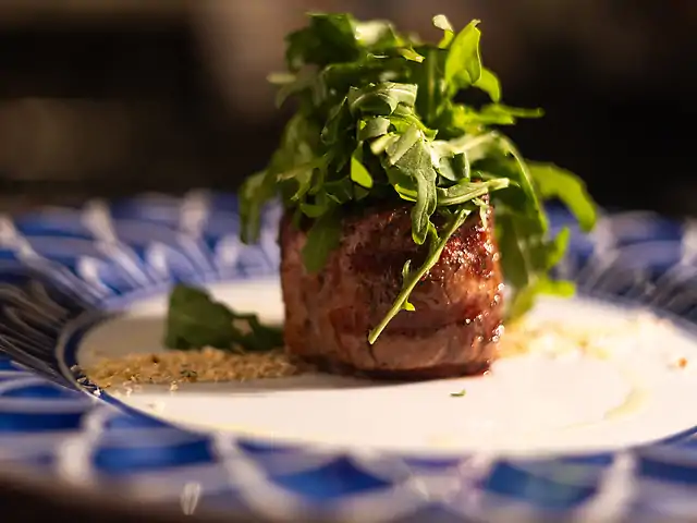 Стейк філе міньон з соусом пеппер та рукколою Well done (200 г)