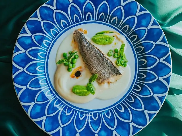 Філе дорадо з пюре зеленого горошка та селери з вершковим соусом (250 г)